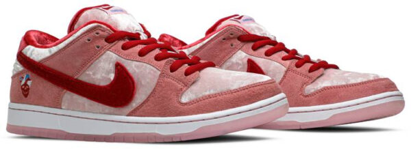 StrangeLove x Dunk Low SB  Valentine s Day  CT2552-800